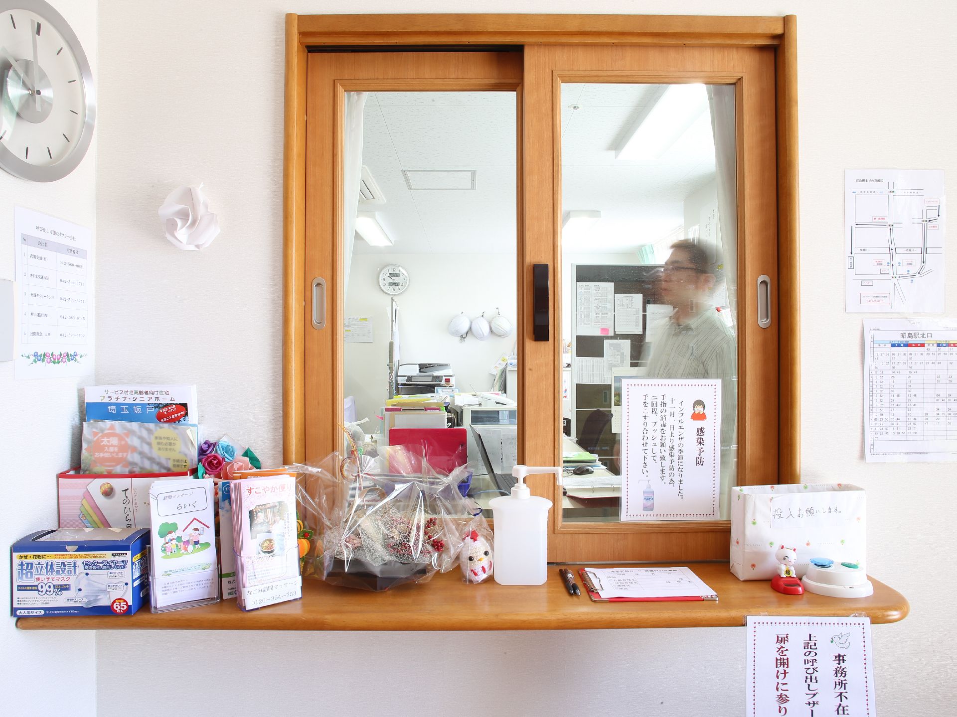 玄関に受付がある。訪問者様の対応を丁寧にしてくれる。マスクや消毒液が置かれており、衛生面を考えられている。