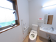 介護施設の明るいトイレ空間