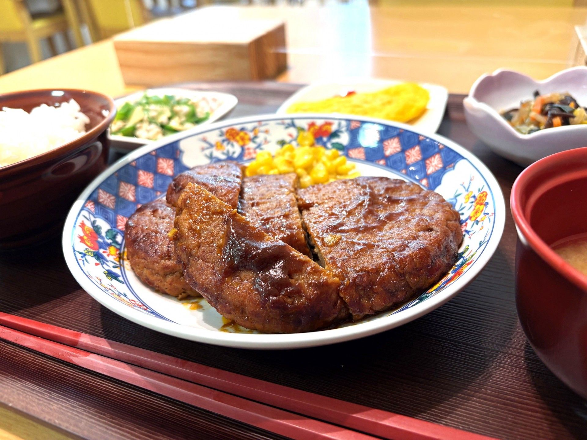 彩りや栄養バランス、盛り付けに気を配って提供される食事