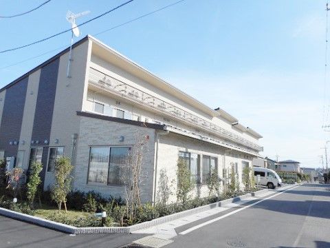 白を基調としたモダンなデザインの外観である。建物の周辺にはグリーンが植えられていて、心やすらぐ空間となっている。