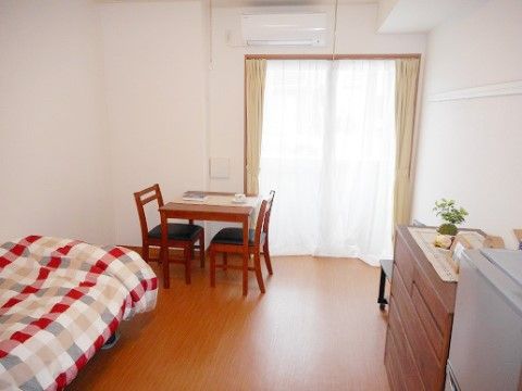 居室内にはベッド、テーブルセット、タンス、冷蔵庫が設置されていて、プライベートな空間で過ごすことができる。