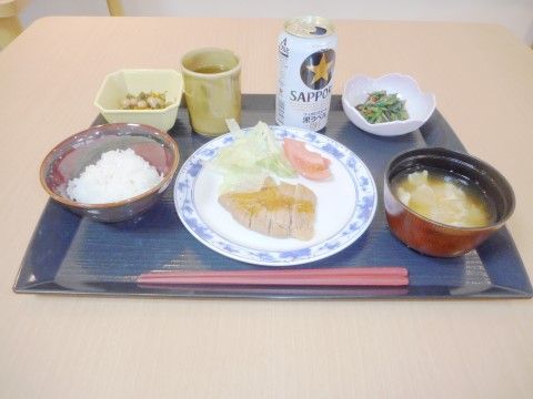 彩りや栄養バランス、盛り付けに気を配って提供される食事