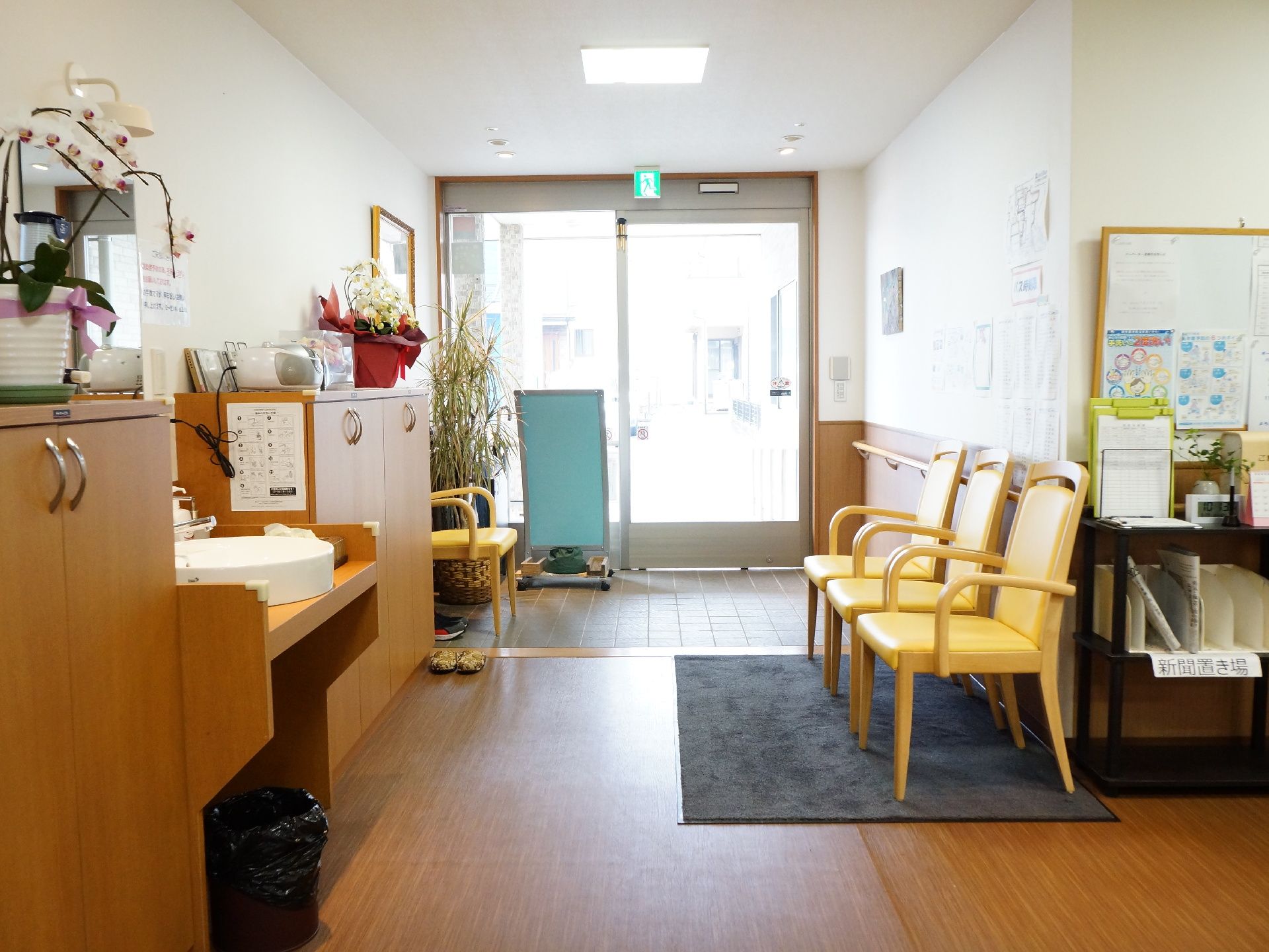 自動扉の玄関を入ると、バリアフリー構造になっているので、ご高齢者や車椅子の方でもストレス無く快適に利用出来る。