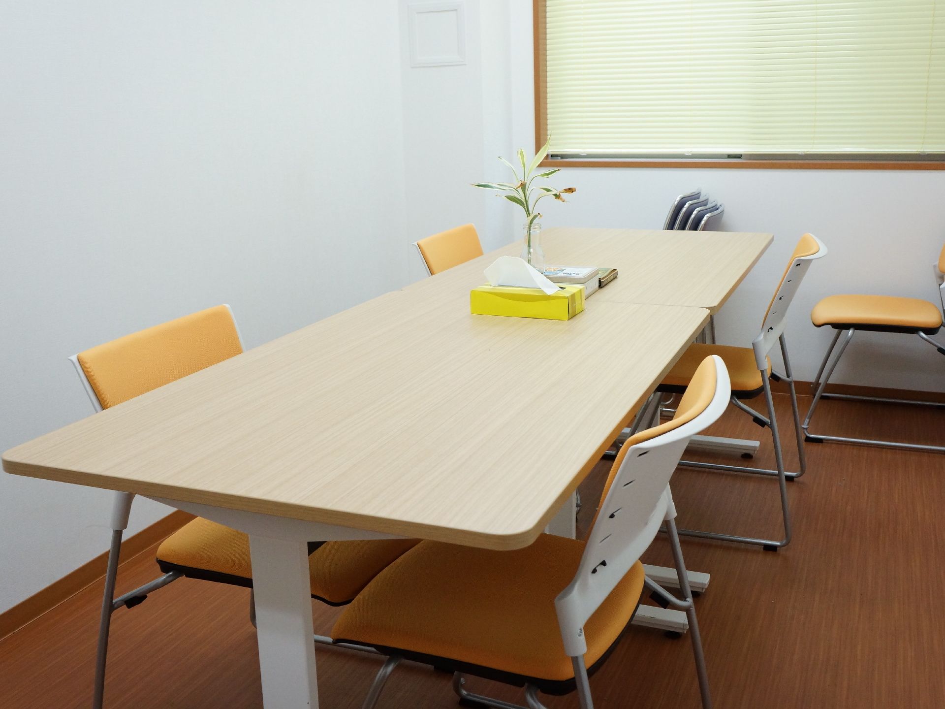 個室の談話室にはテーブルと椅子があり、テーブルの上には植物が置いてあるので利用者は和やかに利用出来る。