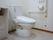 壁の下のほうに、非常時の緊急ボタンの設置と、トイレの周りも広めのスペースをとることで、使いやすいトイレになるように心がけています。