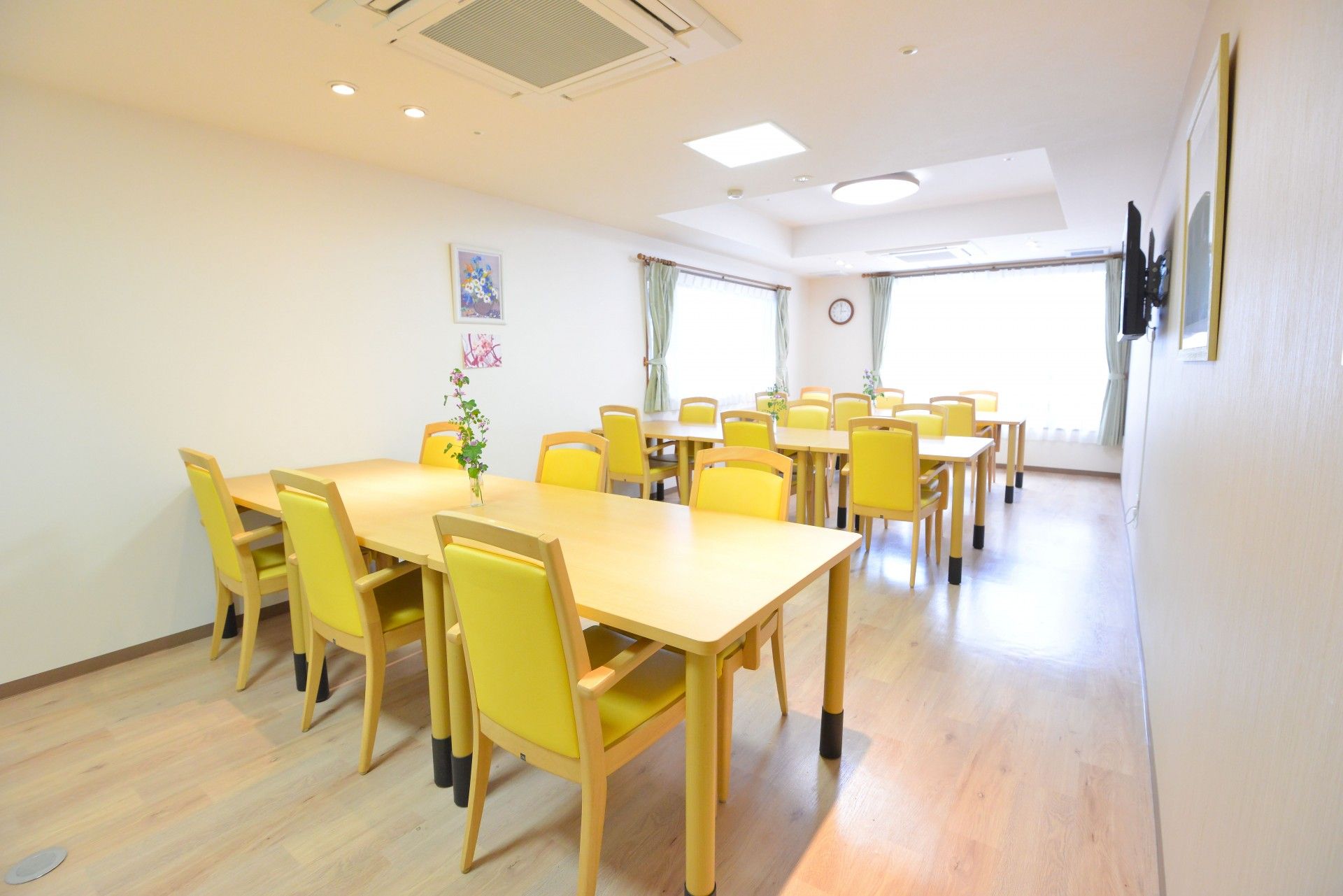 食堂には大き目のテレビが壁に設置されている。入居者の方々は食事中にテレビ鑑賞しながら退屈せずに楽しく過ごせる。