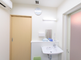 介護施設内の明るいトイレスペース