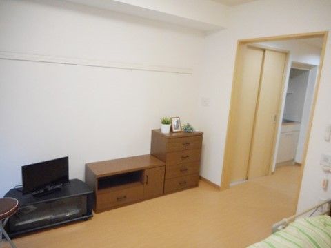家具を壁に寄せて配置することで、通路が広く確保された居室