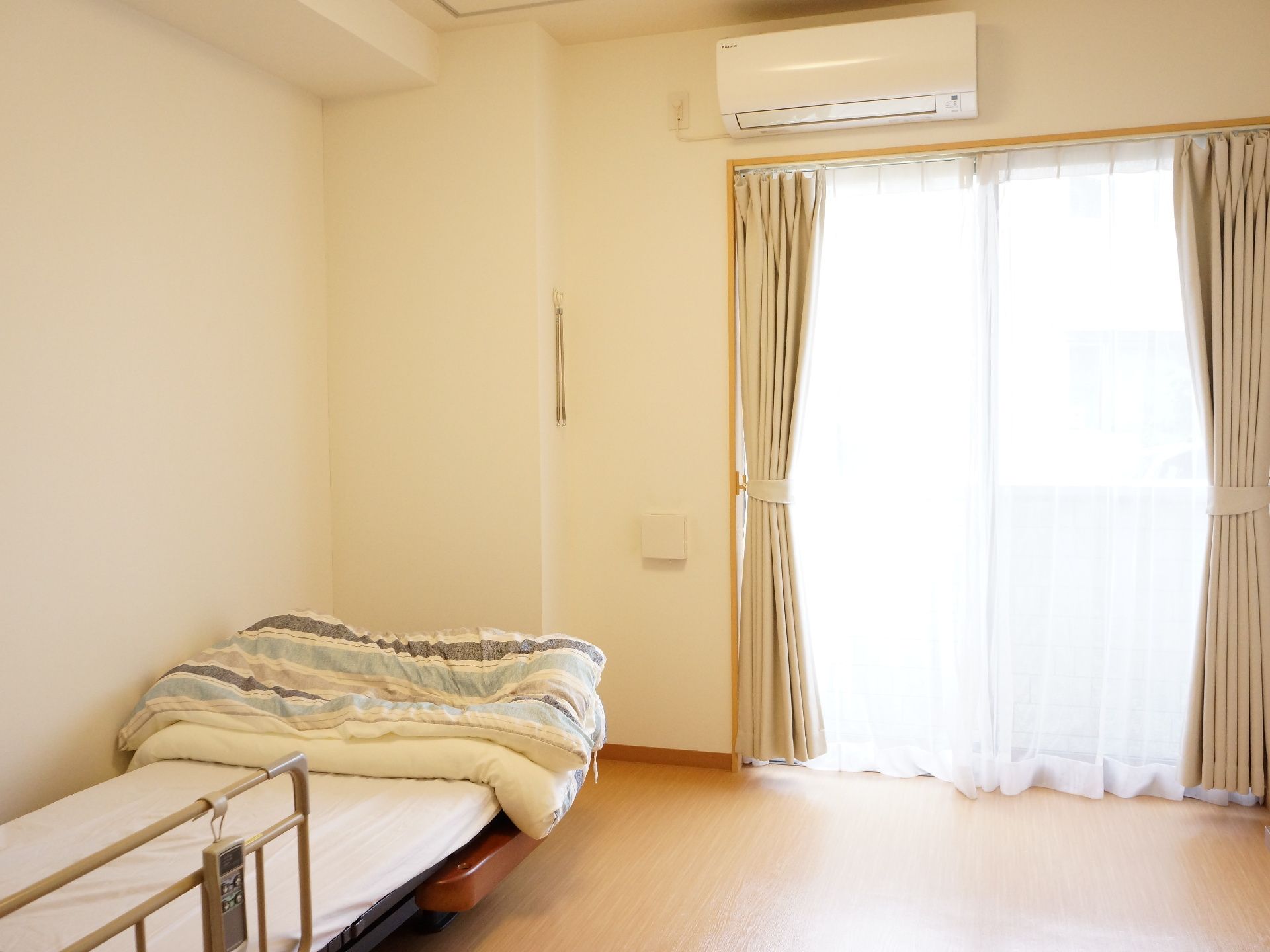 ベッドが置かれた部屋には大きな窓があり、きれいな空気や日の光が入ってくる、白が基調の明るい空間に仕上がっている。