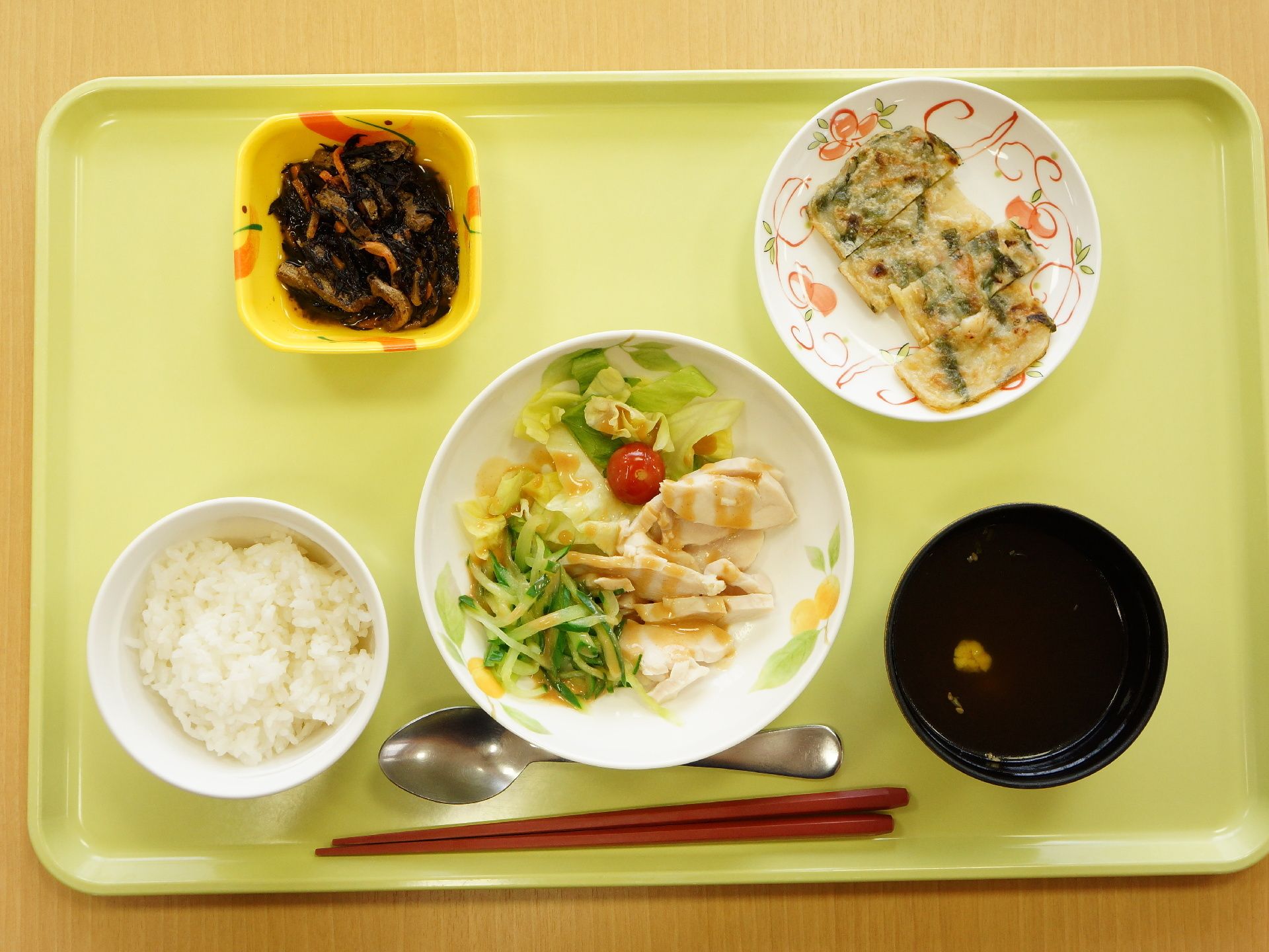 食事にはご飯、汁物のほかにおかずが3品ついている。いろいろな食材を使い栄養がバランスよく取れるよう配慮されている。