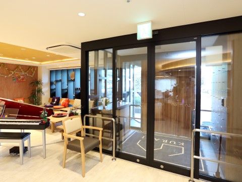 「クラーチ・メディーナ稲田堤」エントランス。ふかふかソファの横には、大型ピアノが置かれています。
