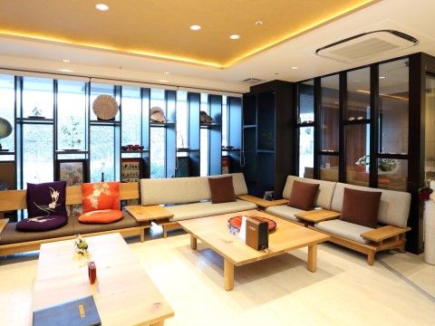 「クラーチ・メディーナ稲田堤」共有ラウンジ。ふかふかソファの上には、オシャレな座布団が敷いてあります。