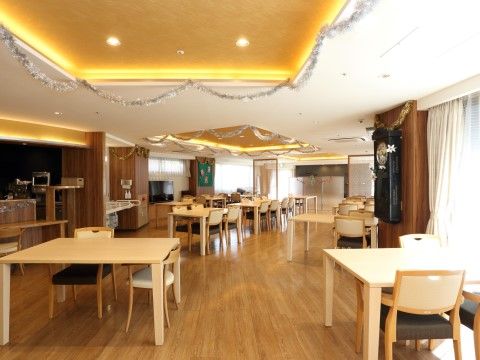 「クラーチ・メディーナ稲田堤」ダイニング。広々としたスペースには、均等に机と椅子が配置されています。