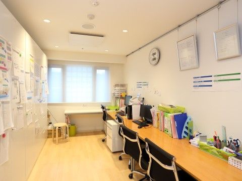 「クラーチ・メディーナ稲田堤」事務室。整理整頓された机には、資料が綺麗に置かれています。