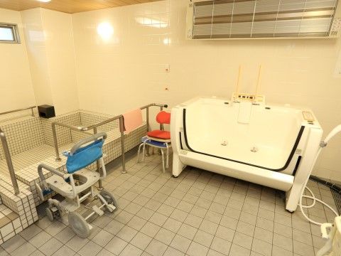 「クラーチ・メディーナ稲田堤」機械浴室。広々としたスペースに加え、手すり付きの安全設計です。