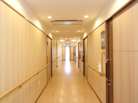 「クラーチ・メディーナ稲田堤」廊下。壁には手すりがついており、さらには消毒アルコールをご用意しています。