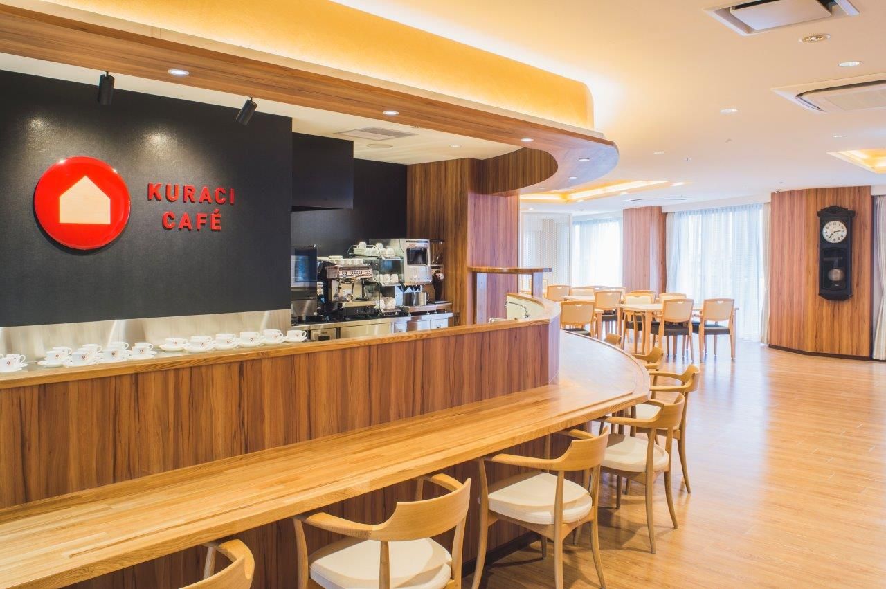 「クラーチ・メディーナ稲田堤」食堂。活気に満ちている食の空間です。