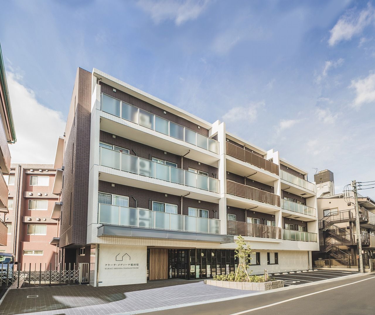 「クラーチ・メディーナ稲田堤」外観。閑静な住宅街にあり、静かな環境で生活ができます。