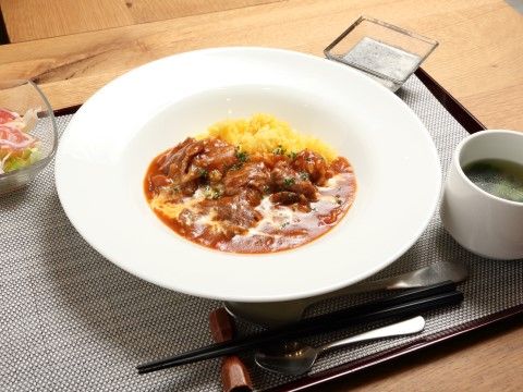 「クラーチ・メディーナ稲田堤」お食事。熱々のオムライスがご用意されています。メニューには工夫が凝らしてあるので、飽きることなく楽しめます。