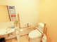 明るく清潔感のあるトイレスペース
