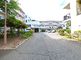 明るい日差しの介護施設の外観