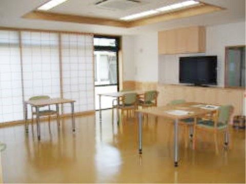和風造りの明るい食堂である。十分なスペースがあるので、車椅子をご利用の方でもスムーズに移動ができる。