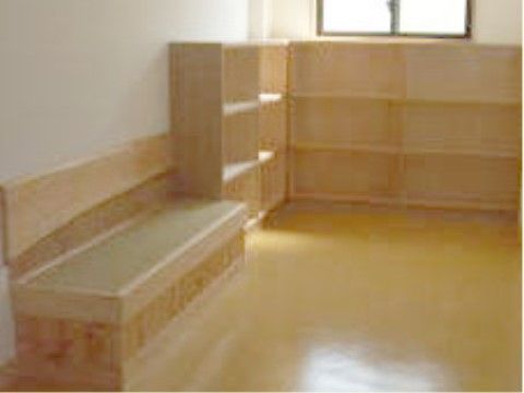 施設内には、静かに読書のできる図書コーナーを完備している。明るく開放感のある空間なので居心地がよい。