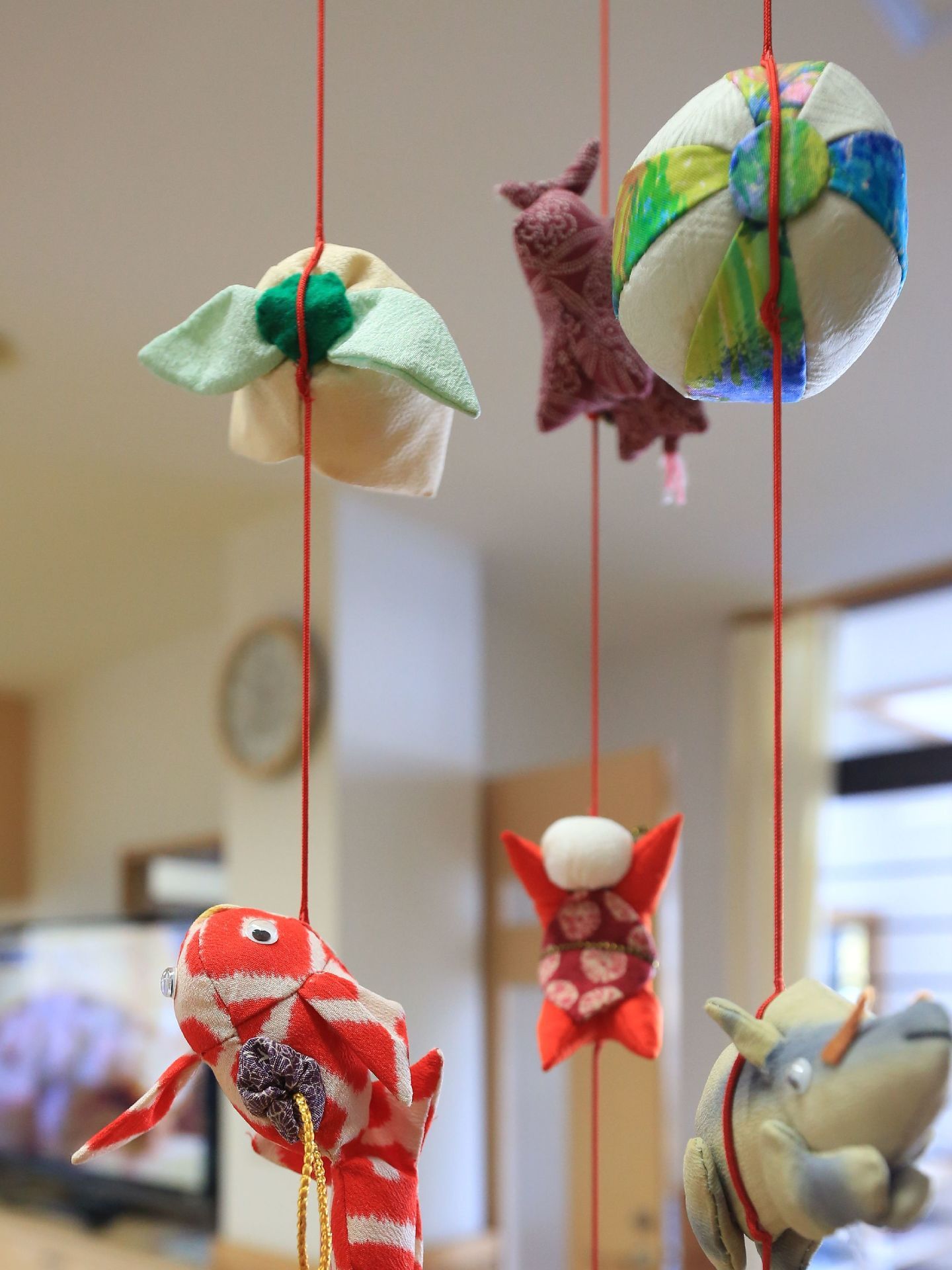 鯉やサイ、毬等ちりめん細工で作られており、赤い紐３本に吊るされている。鮮やかな配色で、とても綺麗である。