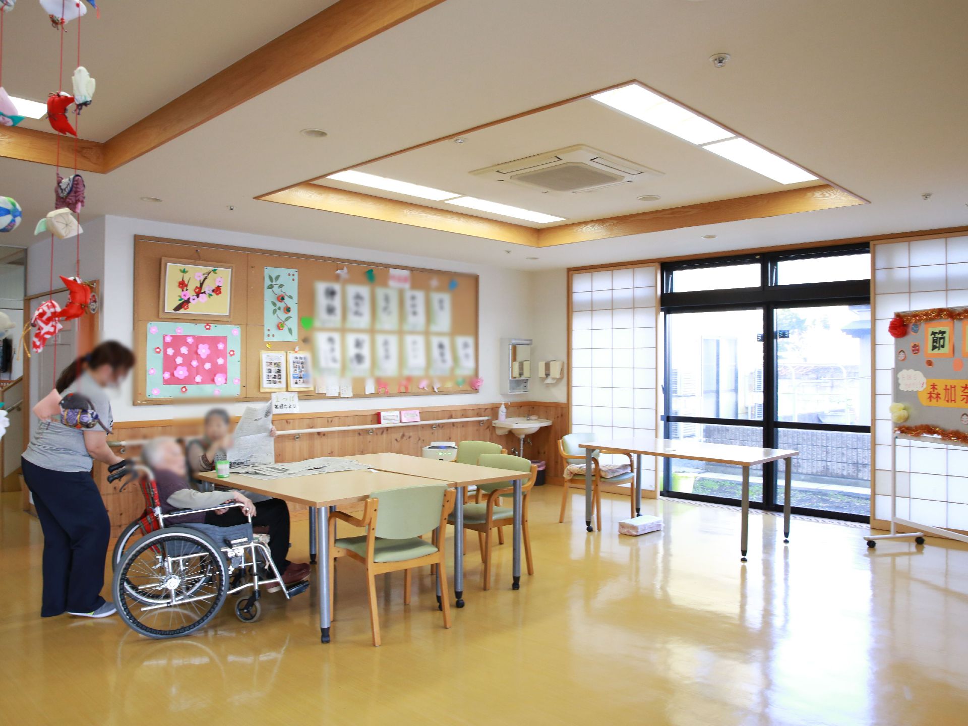 壁には大きなコルクボードが張ってあり、習字や飾りが貼られている。窓側には障子が取りつけられており、和の雰囲気がある。