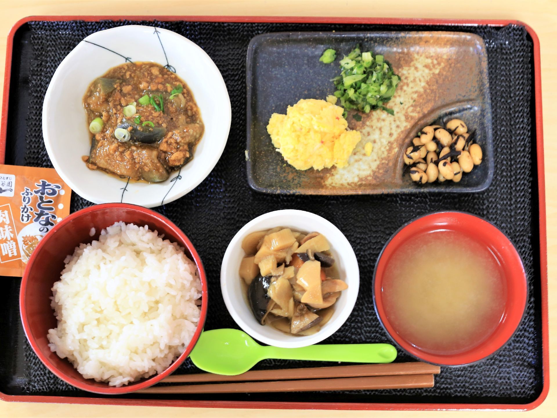 野菜を中心としたメニューになっている。ご飯、味噌汁、煮物など栄養バランスを考慮したメニューになっている。