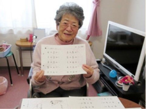 くもん式の学習療法に参加する女性