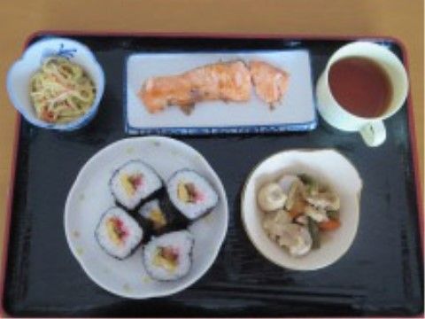 焼き魚と太巻き寿司のセット