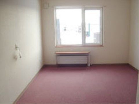 エアコンがついたシンプルな居室。室内はお好きなように部屋作りが可能である。スタッフによるアドバイスを受けることもできる