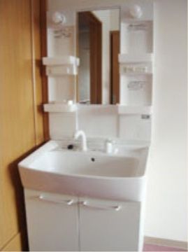 白色で清潔な洗面台である。便利な収納用のポケットも付いている。左右にライトが付いていて明るい場所で身支度ができる。