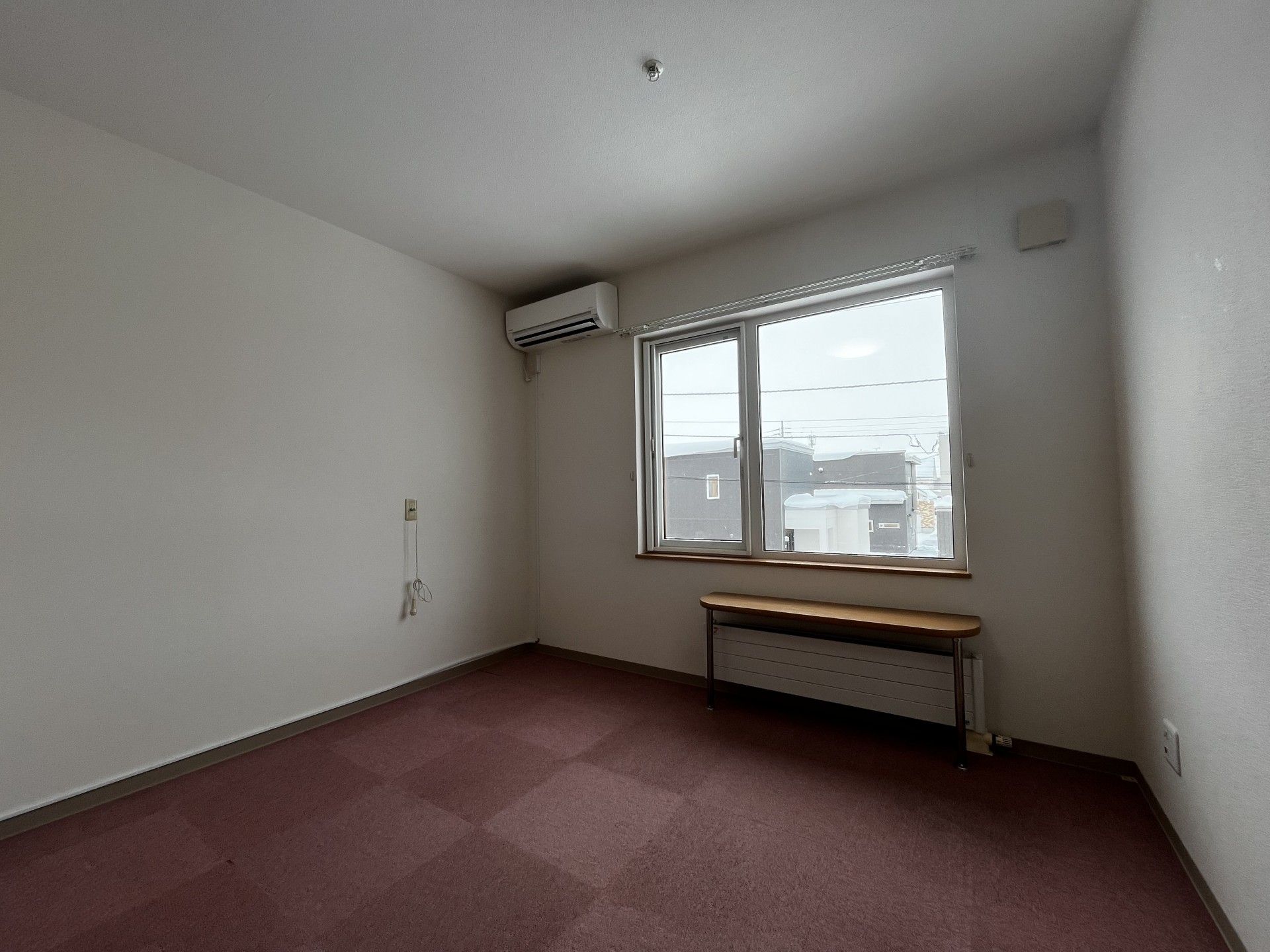 窓際のシンプルな部屋