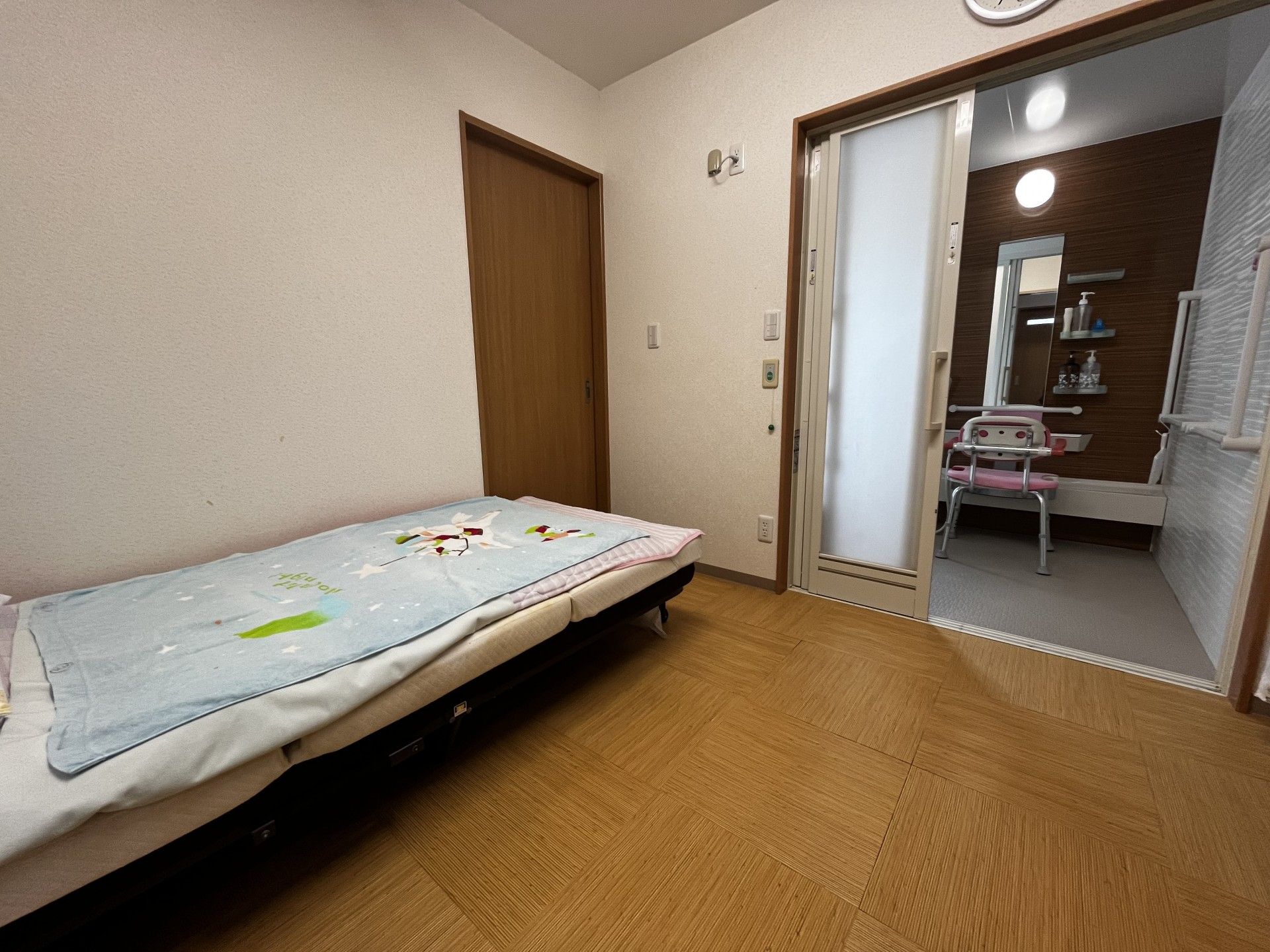 ベッドと浴室のある部屋
