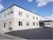 ２階建ての建物で、建物周りが広く車が入りやすい。白とベージュを基調とした爽やかで清潔な雰囲気がある。