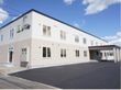 ２階建ての建物で、建物周りが広く車が入りやすい。白とベージュを基調とした爽やかで清潔な雰囲気がある。