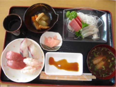 刺身の盛り合わせと寿司のセット