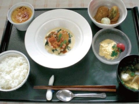 料理が綺麗に盛り付けられ、レストランで提供するような洒落た食事