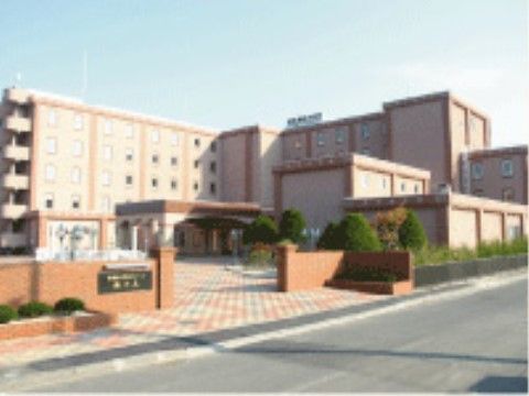 道路からは車寄せが設置されている出入口が確認することができるため、送迎車両は速やかに出入口に向かうことができる。