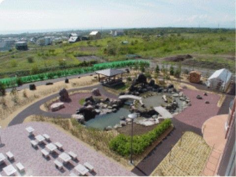 敷地内には庭のほかにテーブルと椅子が設置された休憩スぺースがあり、景色を見ながら小休止することができる。