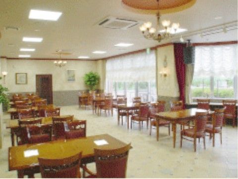テーブルと椅子が整然と並べられた食堂の天井には大型のシャンデリアが設置されており、高級感のある雰囲気となっている。