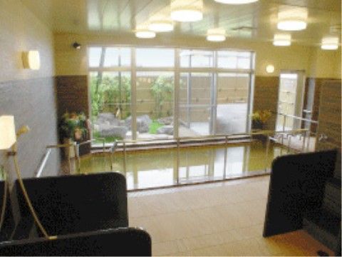 浴槽の前には金属製で自立型の手すりが設置されており、入居者様が不意な転倒による浴槽への転落を防止できる。