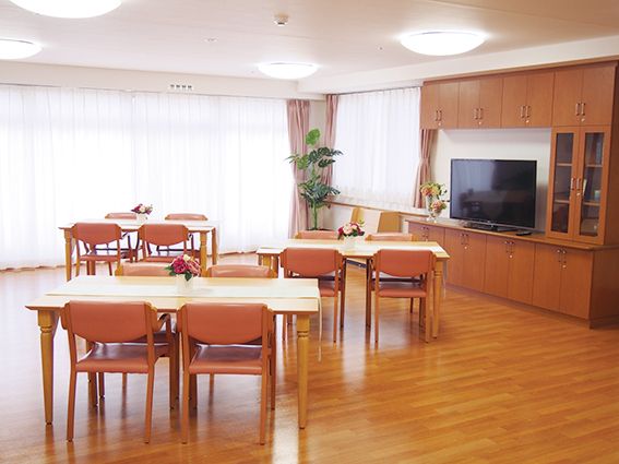 窓を2方向に設置した、日当たりが良く家庭的な雰囲気のリビング