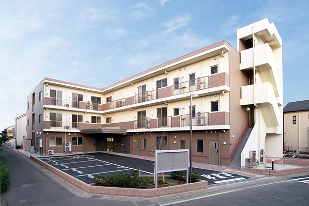 日当たりが良くなるように、L字型にデザインされた建物外観