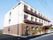 ３階建ての施設の外観は落ち着きのあるツートンカラーになっている。周辺の見晴らしも良く、すがすがしく日々を過ごすことができる。