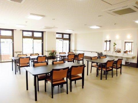車椅子をご利用の方も安全に移動ができる、広々とした食堂