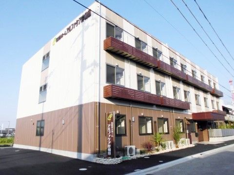 周りに高い建物がなく開放感のある場所に施設は立っている。シンプルな3階建ての施設では入居者様が日々充実した生活を送ることができる。
