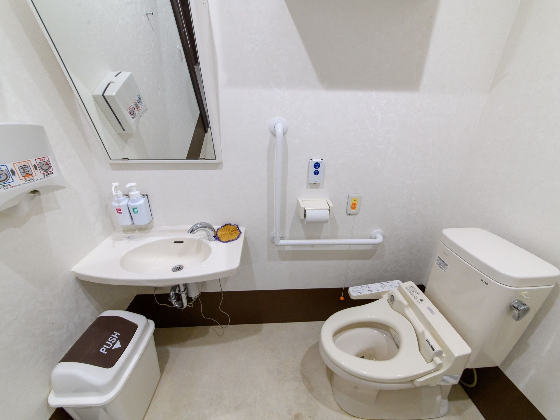 広く清潔なトイレには手すり、車椅子用の鏡、温水便座が設置されている。衛生面に配慮し、ハンドソープ、消毒液、ペーパータオルが設置されている。